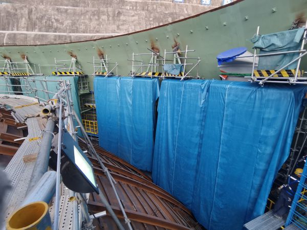 田湾核电8号机组穹顶非能动热交换器吊装就位